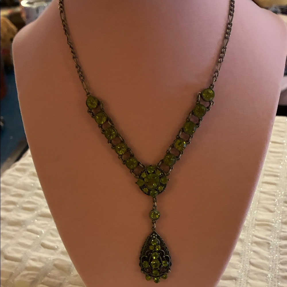 Chic Silver Necklace with Green Accents